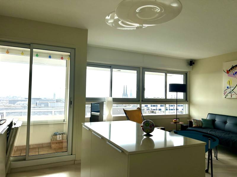 Acheter un  Appartement T4/4pièces à Bordeaux Quartier Meriadeck/Gambetta 111M2 rénové avec des materiaux de qualite Ascenseur cuisine équipée 2 sde 3 chambres dressing loggia place de parking